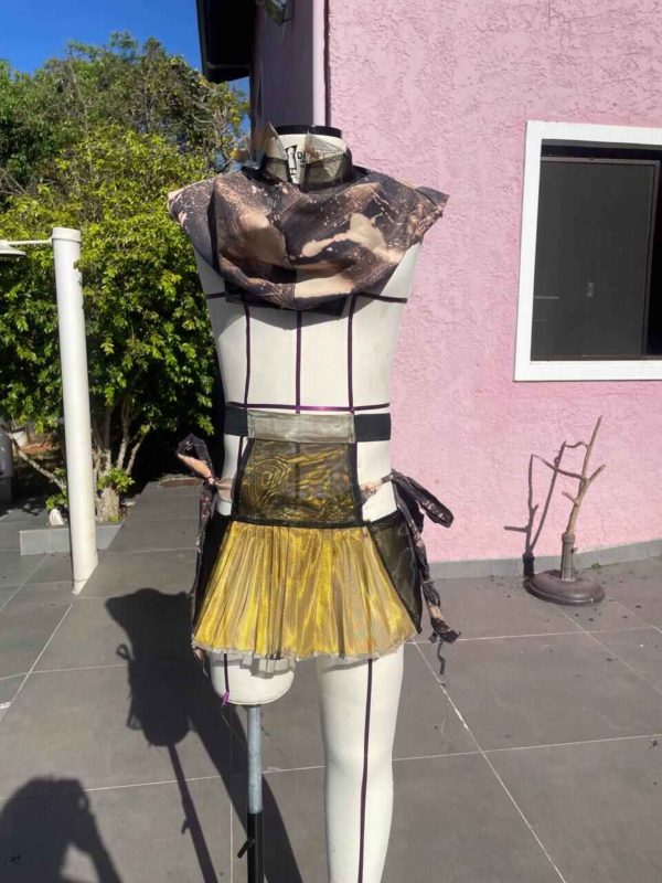 Na imagem com cor, um manequim com peças de roupas do Desafio Metrópoles Fashion & Design 2023 - Metrópoles
