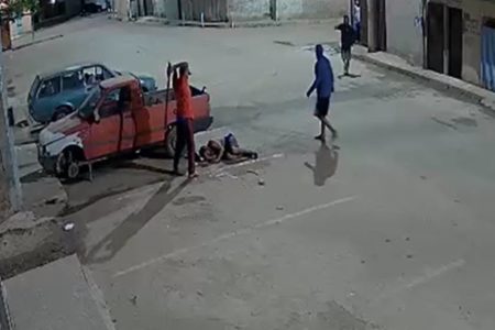 Três homens agredindo morador de rua até a morte