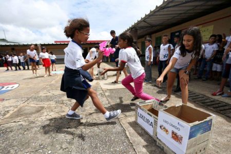 Fotografia colorida de crianças em pátio de escola