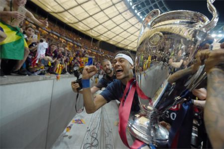 Foto colorida de Neymar no Bareclona comemorando título da Champions League - Metrópoles