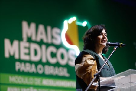 Imagem colorida mostra a ministra Nísia Trindade discursando - Metrópoles