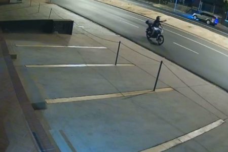 Imagem colorida mostra uma pessoa em cima de uma moto apontando uma arma e dando um tiro. Ele seria um PM que foi alvo de uma tentativa de assalto em uma avenida em Ribeirão Preto - Metrópoles