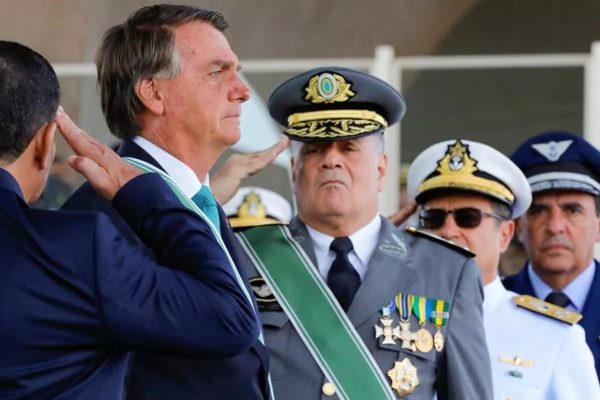 Jair Bolsonaro e comandantes militares