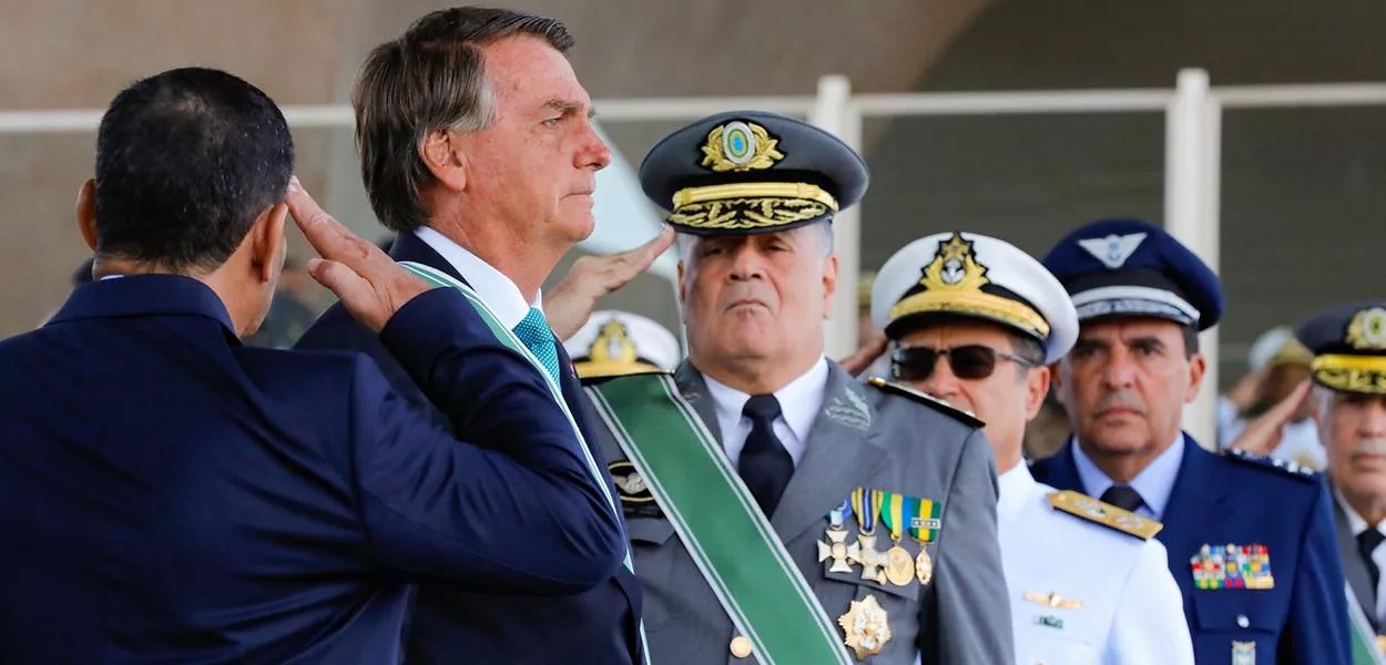 Jair Bolsonaro e comandantes militares