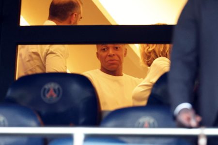 Imagem colorida de Mbappé em um camarote - Metrópoles