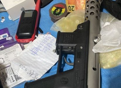 armas e drogas apreendidas com suspeitos de atirar em delegado da PF