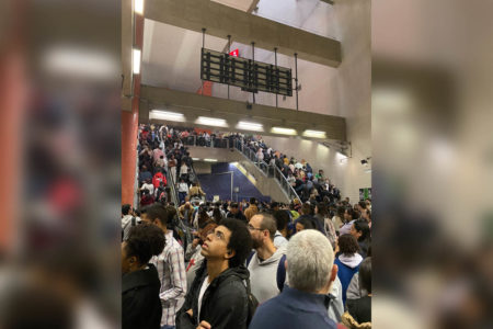 imagem colorida mostra escada lotada na linha 4-amarela do metrô