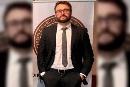 PF Foto colorida com moldura do delegado da polícia federal thiago selling de terno preto camisa branca, gravata e óculos - metrópoles