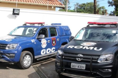 Imagem colorida mostra duas viaturas, uma azul e outra preta, estacionadas. Nos carros, adesivos com distintivos da Guarda Civil Municipal de Mogi Mirim - Metrópoles