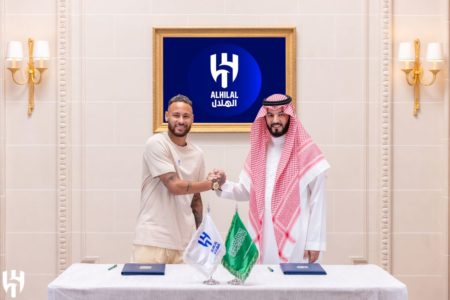 Imagem mostra jogador Neymar e sheik árabe - Metrópoles