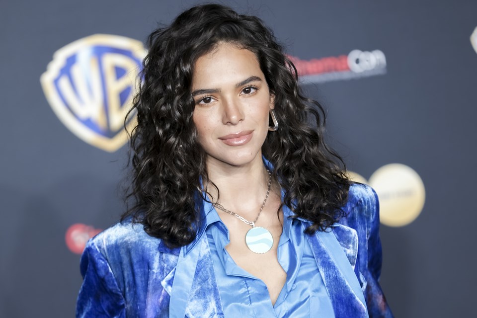 Foto colorida de Bruna Marquezine. Ela é branca, tem o cabelo preto e está de roupa azul - Metrópoles