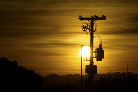 Linhas de transmissão de energia elétrica no pôr do sol calor - Metrópoles