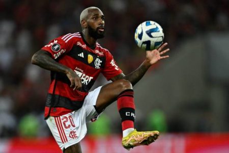 Foto colorida de Gerson, em jogo do Flamengo na Libertadores