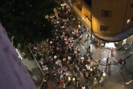 Imagem colorida, noturna, mostra concentração de pessoas vistas do alto em esquina na Cracolândia, centro de São Paulo - Metrópoles