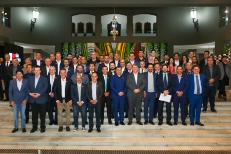 Imagem colorida mostra grupo de 39 prefeitos da Grande SP, enfileirados de frente para a foto, na escadaria do Palácio dos Bandeirantes. Todos vestem roupa social - Metrópoles