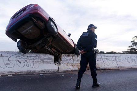 carro pendurado em viaduto