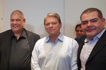 Fotografia colorida de Milton Leite, Tarcísio de Freitas e Milton Leite Filho, três homens brancos, lado a lado, sorrindo em pose - Metrópoles