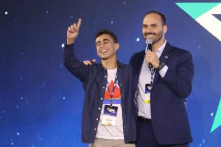 nikolas ferreira e eduardo bolsonaro abraçados