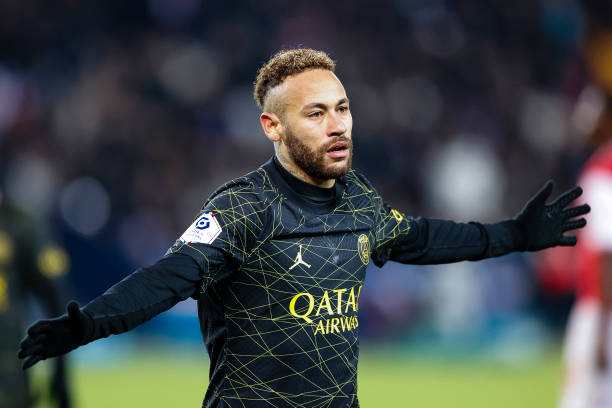 Foto colorida de Neymar, com a camisa do PSG, da França