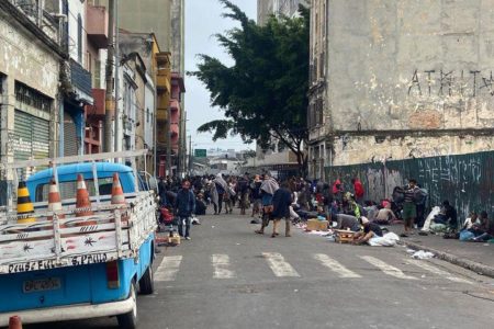 Imagem colorida mostra uma rua estreira, cheia de pessoas em situação de rua e usuários de drogas, que ocupam toda a via - Metrópoles