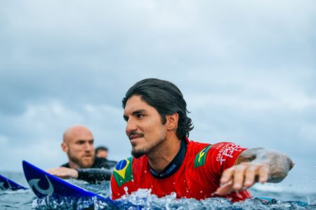 Imagem colorida de Gabriel Medina dentro da água - Metrópoles