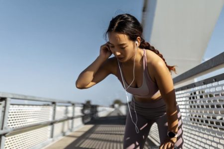 Jovem chinesa respira fundo na ponte - Metrópoles