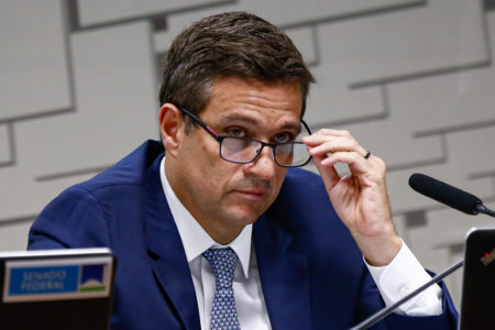 imagem colorida presidente do Banco Central, Roberto Campos Neto, comparece a audiência na Comissão de Assuntos Econômicos (CAE), no Senado Federal