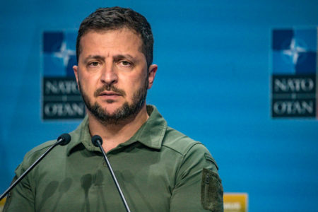 Imagem colorida mostra Zelensky discursando durante um evento da Otan - Metrópoles