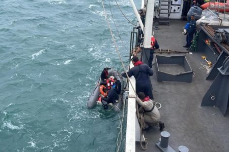 Imagem colorida de equipe de resgate da Marinha com turista argentino - Metrópoles