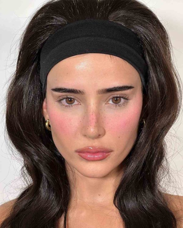 Na imagem com cor, a influencer Livia posando para foto com faixa de cabelo - Metrópoles