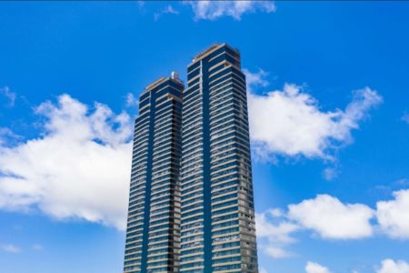 Vista das duas torres do prédio onde fica a nova cobertura de Neymar - Metrópoles