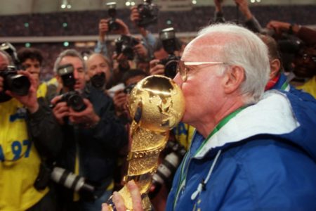 Zagallo aparece beijando a taça de campeão do mundo- Metrópoles
