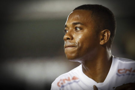Robinho do Santos após marcar o gol marcado durante jogo entre Santos e Figueirense do Brasileirão Série A 2014 stj - metrópoles