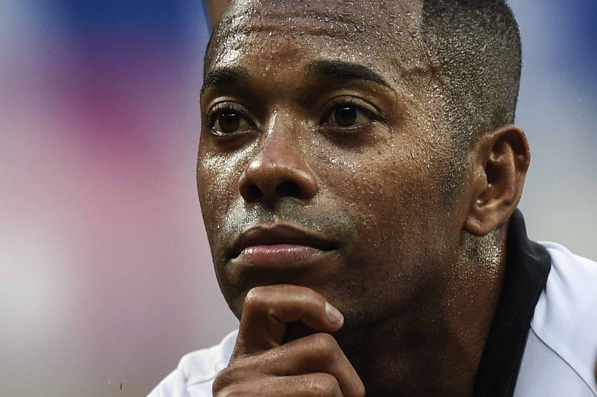 Robinho com o rosto suado e olhando para frente - Metrópoles