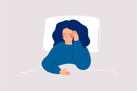 Ilustração mostra jovem deitada em ua cama com baixa imunidade e doente - Metrópoles