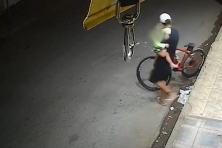 Homem, filho e bicicleta - Metrópoles