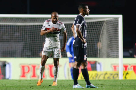 Lucas Moura, em foto colorida, comemora gol contra o Corinthians