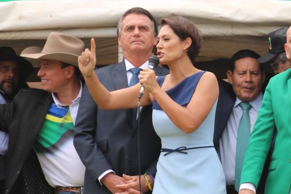 imagem colorida de Michelle Bolsonaro e o marido Jair Bolsonaro