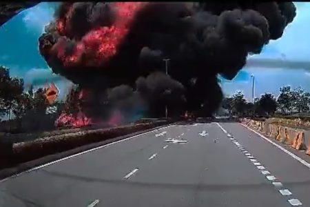 Imagem colorida de explosão provocada pela queda de um avião na Malásia