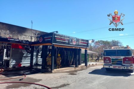 Fachada da hamburgueria ficou destruída