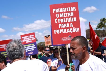 imagem colorida manifestação de metroviários na praça dos 3 poderes - metrópoles