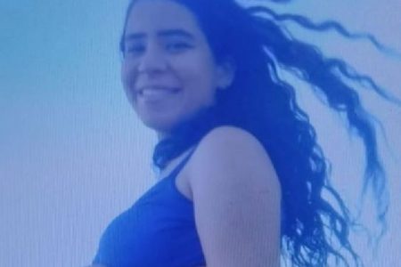 Fotografia colorida de adolescente grávida que morreu eletrocutada