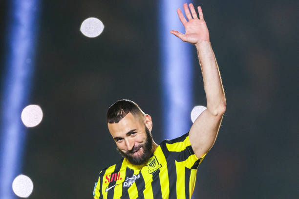 Foto colorida de Benzema com a camisa do Al-Ittihad , da Arábia