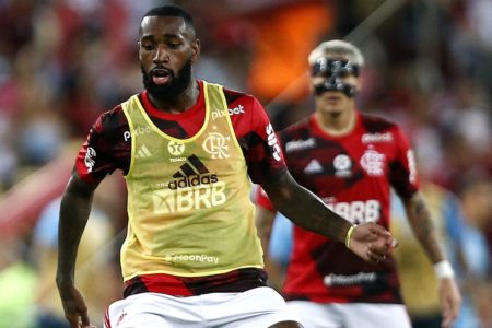 Gerson e Varela , do Flamengo, contra o Grêmio - Metrópoles