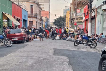 Imagem colorida mostra rua do centro de SP repleta de pessoas consumindo drogas - Metrópoles