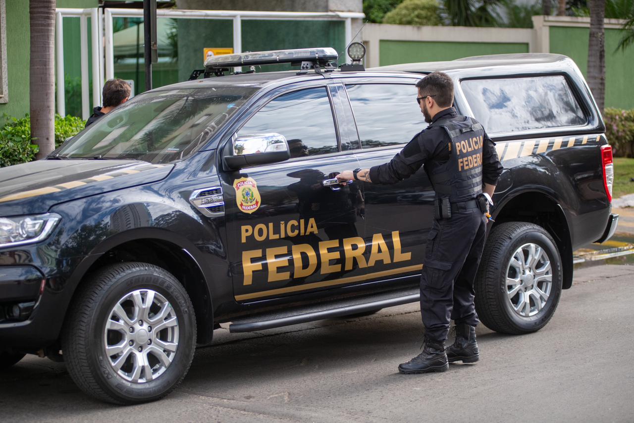 Policial Federal em frente a um predio residencial em aguas claras, a PF prende comandante da PMDF e oficiais denunciados por atos extremistas de 8/11 - Metrópoles