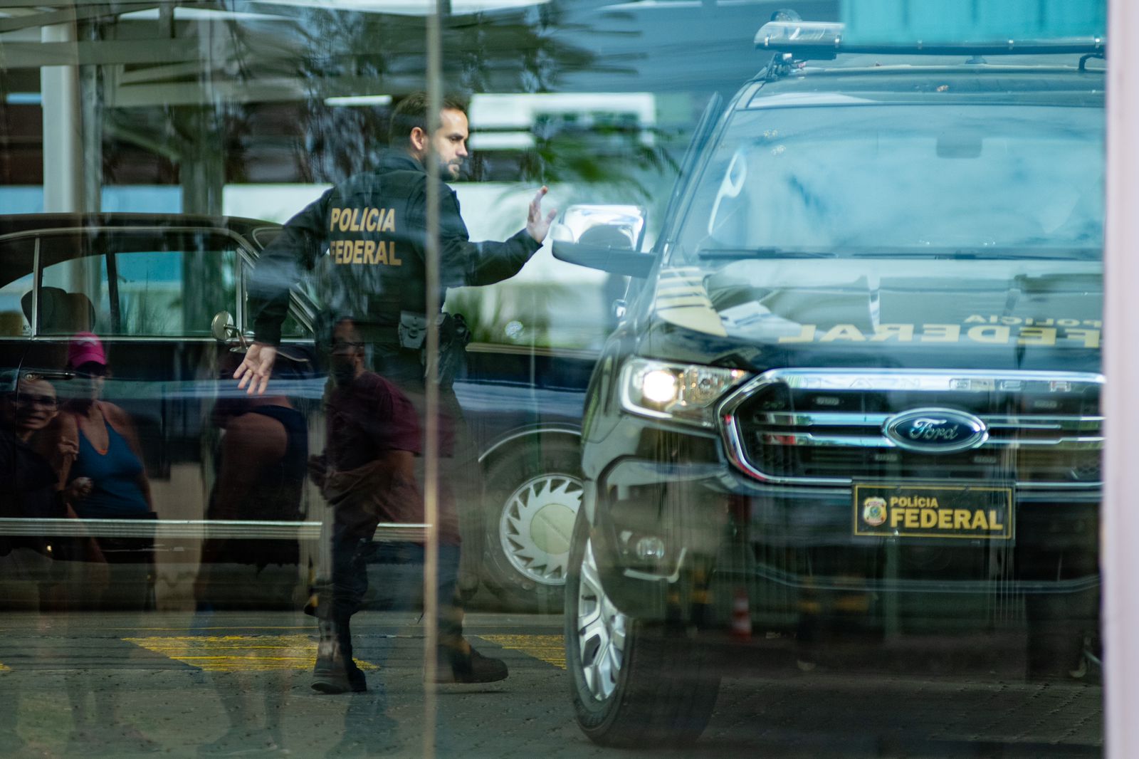 Policial Federal em frente a um predio residencial em aguas claras, a PF prende comandante da PMDF e oficiais denunciados por atos extremistas de 8/11 - Metrópoles