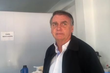 Imagem colorida do ex-presidente Jair Bolsonaro em lanchonete no município de Abadiânia (GO)