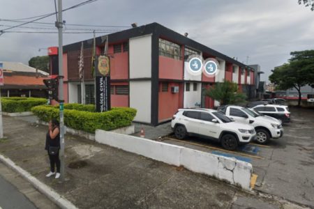 Foto colorida mostra fachada do 28º Distrito Policial de São Paulo