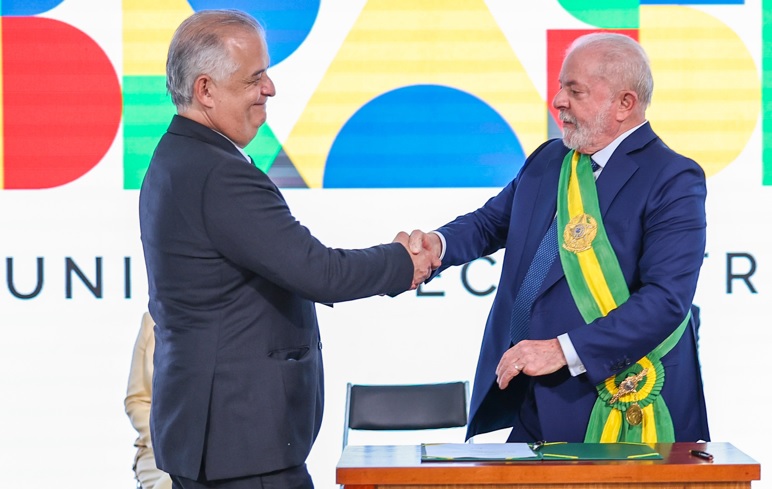 Fotografia colorida de Márcio França cumprimenta Lula na cerimônia de posse - Metrópoles